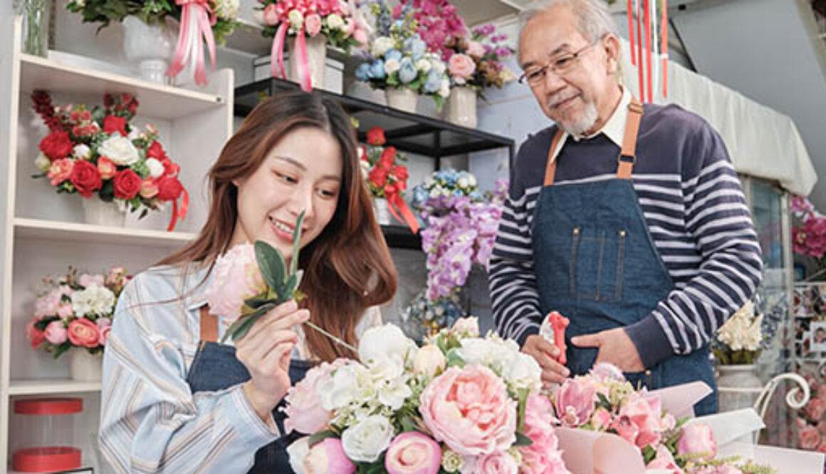 Young,Beautiful,Asian,Female,Florist,Entrepreneur,Arranging,A,Bunch,Of
