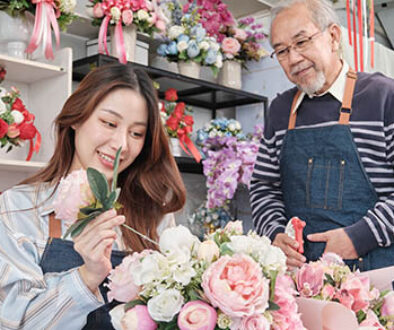 Young,Beautiful,Asian,Female,Florist,Entrepreneur,Arranging,A,Bunch,Of