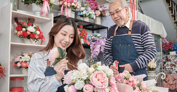 Young,Beautiful,Asian,Female,Florist,Entrepreneur,Arranging,A,Bunch,Of